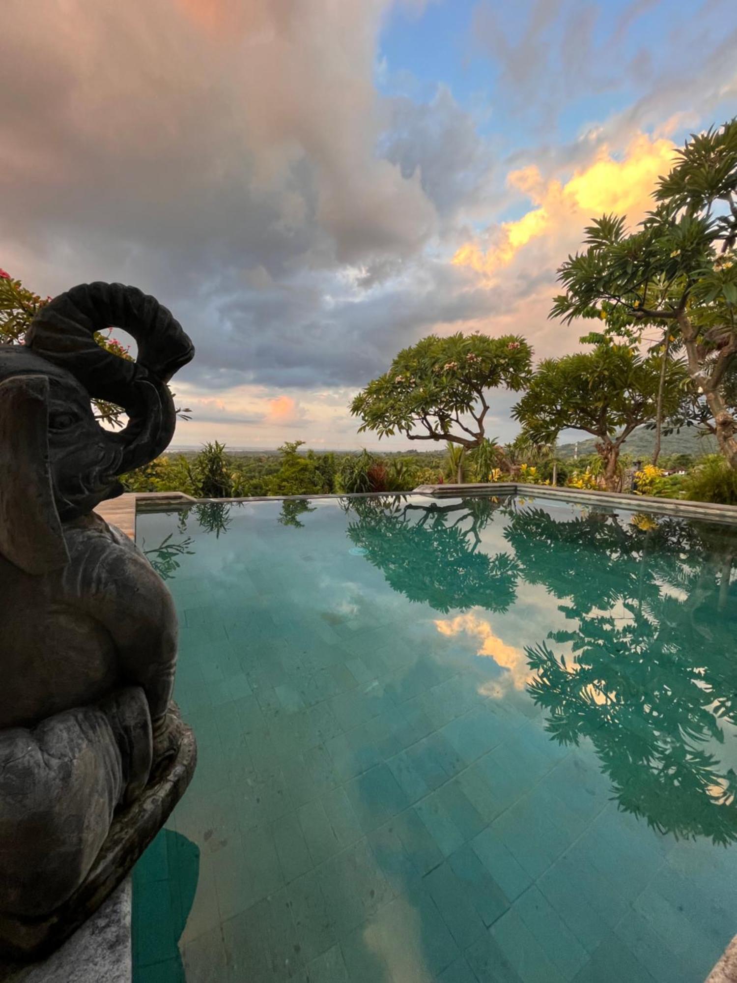 Menjangan Hill Hotel Banyuwedang Eksteriør billede